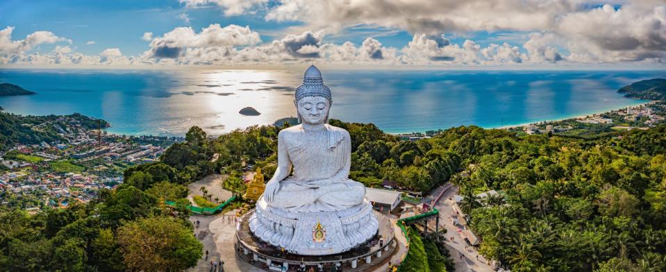 普吉大佛、普吉古城、查龍寺都是著名旅遊景點。（燦星旅遊提供）