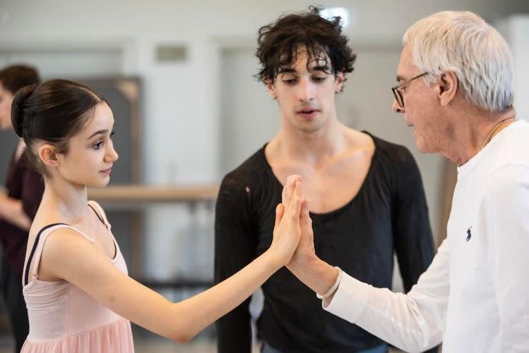 Azul Ardizzone, su compañero Louis Musin y el gran John Neumeier, en un ensayo