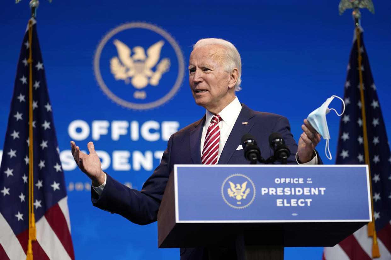 El presidente electo Joe Biden, acompañado de la vicepresidenta electa Kamala Harris, durante un discurso sobre recuperación económica en el teatro The Queen, el lunes 16 de noviembre de 2020, en Wilmington, Delaware. (AP Foto/Andrew Harnik)