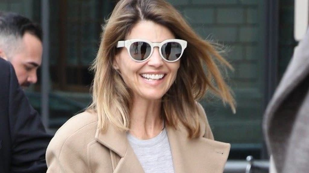 Lori Loughlin feliz como lombriz. Yahoo Lifestyle