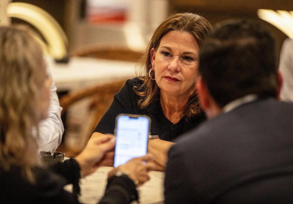 Vivian Casáls-Muñoz habla con la jefa de gabinete Ismare Monreal (izquierda) y el comisionado del condado de Miami-Dade, Kevin Cabrera, candidato, tras conocer los resultados al concejo en los que perdió en el grupo IV frente a Angélica Pacheco, el martes 07 de noviembre de 2023.