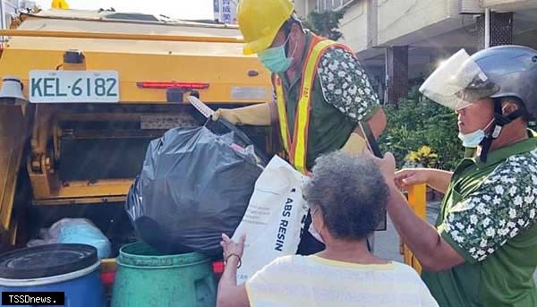 彰化縣環保局協助四大超商及六個產業園區事業單位提升垃圾減量及資源回收分類成效。（記者方一成攝）