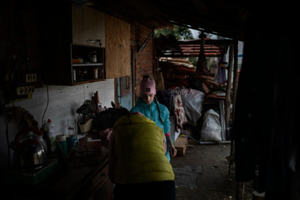 Veronika, 9, helps her mother Tetiana clean their bombed home (Diego Ibarra Sánchez/Unicef)