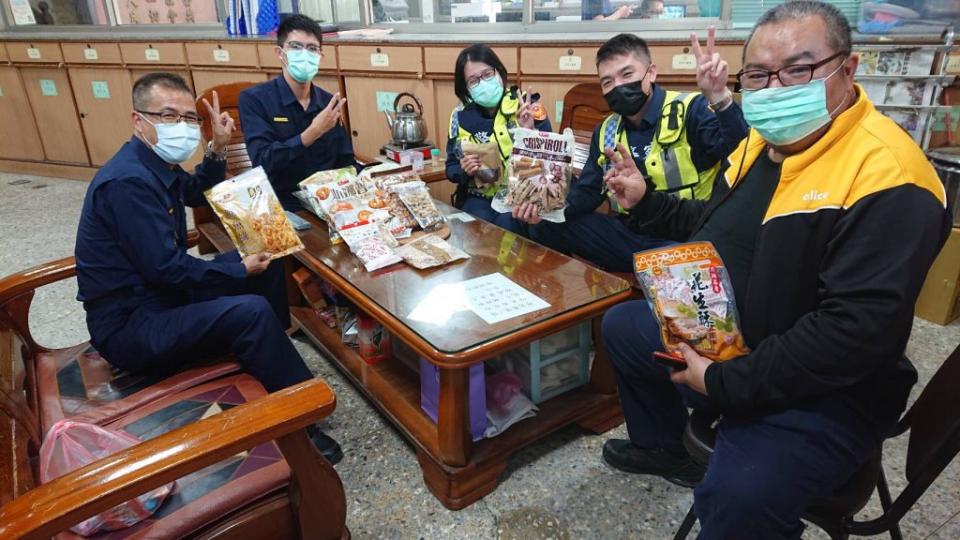 玉井警不用擔心過年執勤餓著了。（記者張淑娟攝）