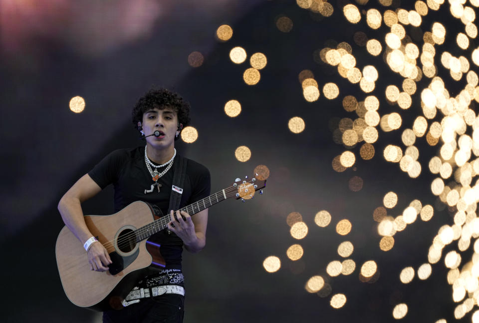 ARCHIVO - DannyLux durante su presentación en el primer día del festival Arre en la Ciudad de México el sábado 9 de septiembre de 2023. (Foto AP/Fernando Llano)