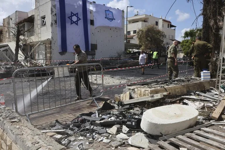 Imagen del 22 de septiembre de 2024 de una casa dañada por un ataque con cohetes desde El Líbano, en Kiryat Bialik, en el norte de Israel. 