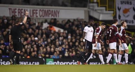 Britain Football Soccer - Tottenham Hotspur v Burnley - Premier League - White Hart Lane - 18/12/16 Tottenham's Moussa Sissoko is shown a yellow card by referee Kevin Freind Reuters / Dylan Martinez Livepic