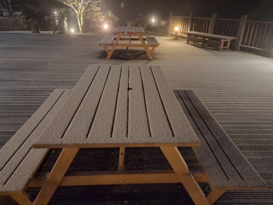 太平山翠峰湖山莊晚間6時許下雪了。（圖／東森新聞）
