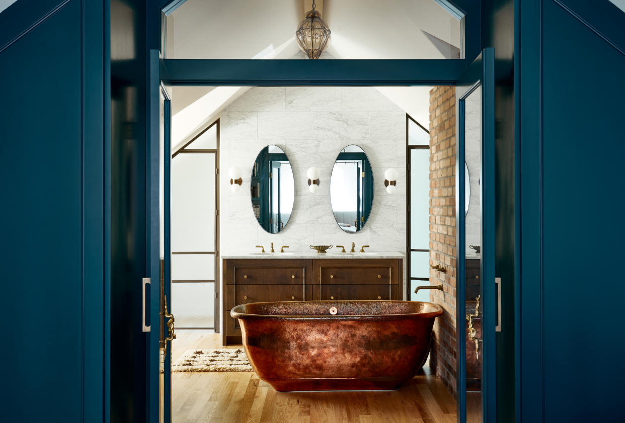  A bathroom with a bathtub in patina 