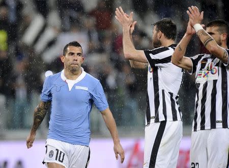 Juventus' Carlos Tevez (L-R), Andrea Barzagli and Stefano Sturaro celebrate their win against Lazio at the end of their Italian Serie A soccer match at Juventus Stadium in Turin April 18, 2015. REUTERS/Giorgio Perottino