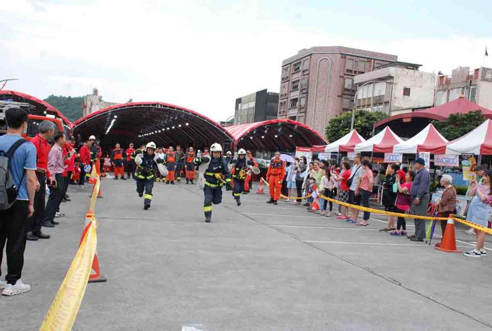 南方澳義消分隊於民國63年成立至今，守護南方澳地區已逾50年，期間發生重大事故如：蘇澳港翻船、港內火燒船及南方澳跨港大橋發生斷裂等重大事件，在警義消全力搶救下，順利將災害降至最低。為緬懷前輩們創隊維艱，抱持一本初心，延續守護南方澳地區之精神，今(31)日邀請民眾及蘇澳地區學生，參加南方澳義消分隊創隊50週年慶祝活動。