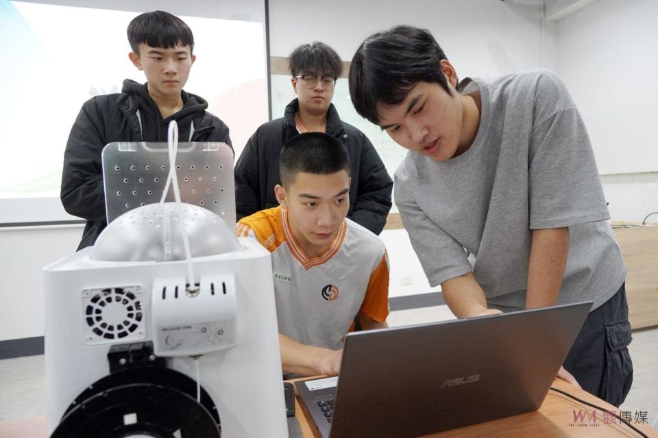 ▲大葉大學醫工系學生指導青年高中學生操作3D列印機器。（記者陳雅芳攝）