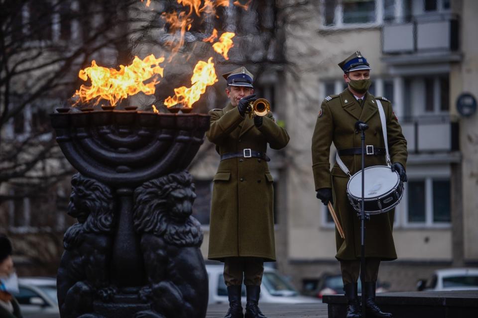 Members of the Polish army take part in a commemoration by the Monument to the Ghetto Heroes.