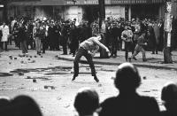 Considérée comme la plus grande grève générale que la France ait jamais connue, la grève entamée à partir du 13 mai 1968 a vu une exceptionnelle convergence des luttes prendre forme entre le mouvement étudiant et le mouvement ouvrier, portant le nombre des grévistes pendant plus de deux semaines entre 7 et 10 millions de personnes. Tandis que les étudiants manifestaient contre la vétusté des universités ou encore contre la rigidité du pouvoir en place, la classe ouvrière quant à elle réclamait des augmentations de salaire et dénonçait leurs contions de travail aliénantes. ©Keystone-France/Gamma-Keystone via Getty Images