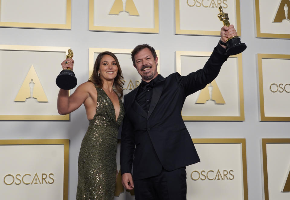 Pippa Ehrlich, izquierda, y James Reed posan en la sala de prensa tras ganar el Oscar al mejor documental por "My Octopus Teacher", el domingo 25 de abril de 2021 en Union Station, en Los Angeles. (AP Foto/Chris Pizzello, Pool)