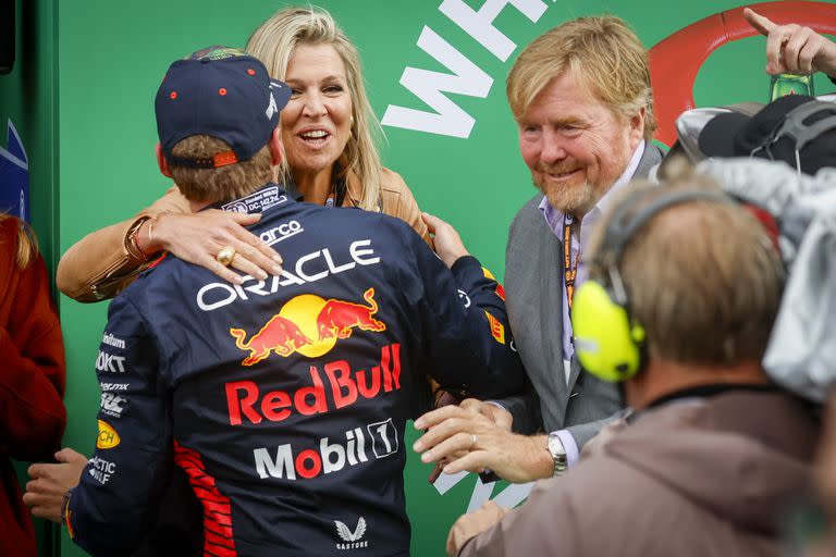 Con la realeza: la reina Máxima y el rey Guillermo saludan a Max Verstappen, ganador del Gran Premio de Países Bajos