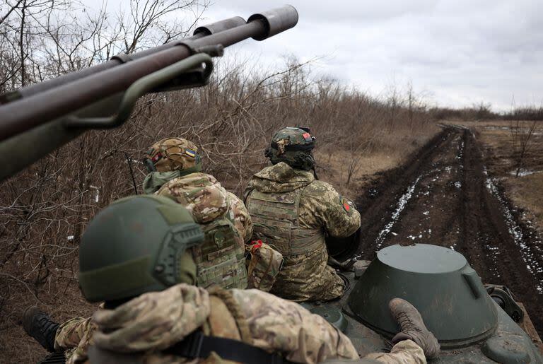 Soldados de una brigada antiaérea del Ejército ucraniano se desplazan en la zona de Bakhmut, en la región de Donetsk, el 20 de febrero de 2024