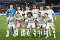 <p>Definitivamente 2018 no fue el mejor año para el Real Madrid, uno de los clubes más populares del mundo. Su afición tuvo que ver como partía su entrenador Zinedine Zidane y su goleador estrella durante casi una década, Cristiano Ronaldo. El escándalo con Lopetegui y el bajo rendimiento del equipo acabó convirtiendo 2018 en una especie de ‘<i>annus horribilis’ </i> para la oncena blanca. Pero más allá de los debates y las decepciones el nombre pesa y a final de año el team de Solari conquistó el Mundial de Clubes. Otro título para su colección. (Foto: Etsuo Hara/Getty Images) </p>