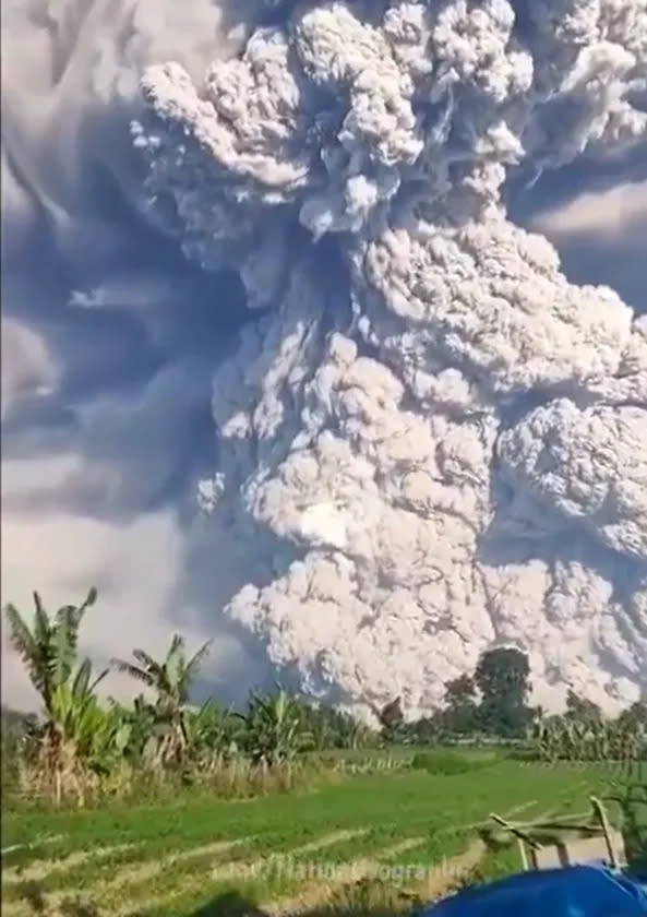 <strong>印尼馬拉皮火山爆發，濃濃火山灰直衝天際。（圖／翻攝自X）</strong>