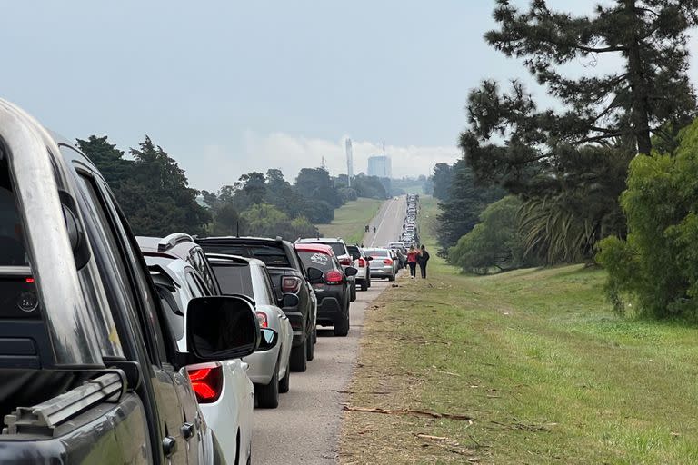 Largas colas en Fray Bentos para el cruce fronterizo durante el último fin de semana