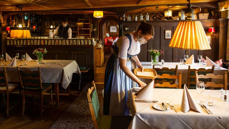 Die Tische in vielen Gaststätten bleiben leer. Jeder dritte Gastronom kämpft um seine Existenz. Foto: dpa