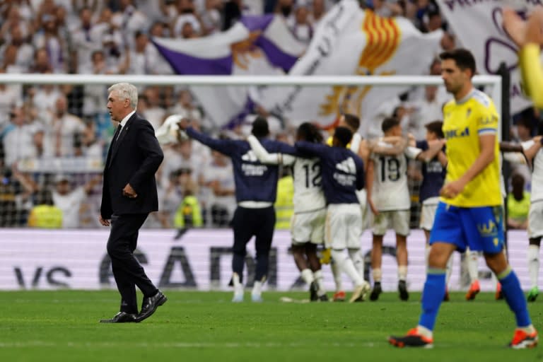 El entrenador italiano del Real Madrid Carlo Ancelotti abandona la cancha mientras sus jugadores celebran la victoria contra el Cádiz en la 34ª jornada del campeonato español, en el Estadio Santiago Bernabéu el 4 de mayo de 2024 (OSCAR DEL POZO)