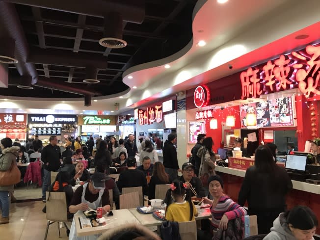 美食城是集中呈現中國美食文化的平台，各種風味齊聚，圖為「新世界美食城」。(記者劉大琪/攝影)