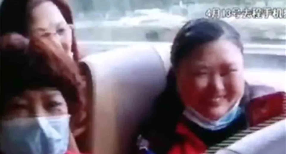 Ein Video zeigt die Gruppe vor ihrer Ankunft auf dem Friedhof in ausgelassener Stimmung. Quelle: Weibo