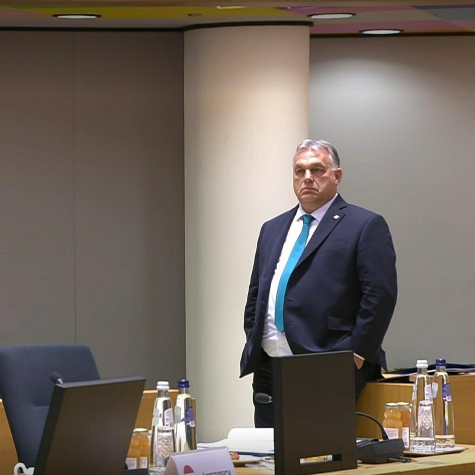 與普丁熱情會面，還反對向烏克蘭的援助預算，匈牙利總理在歐盟峰會上獨自站在角落一隅。維克多望著各國政要相談甚歡，神情不免流露惆悵。   圖：擷自「X」@nexta_tv 