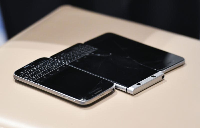 A photo of Tony Bobulinski’s three phones pictured on Oct. 20, 2020. Included is the Blackberry with the texts to Hunter Biden mentioned in the hearing. - Photo: MANDEL NGAN/AFP via Getty Images (Getty Images)