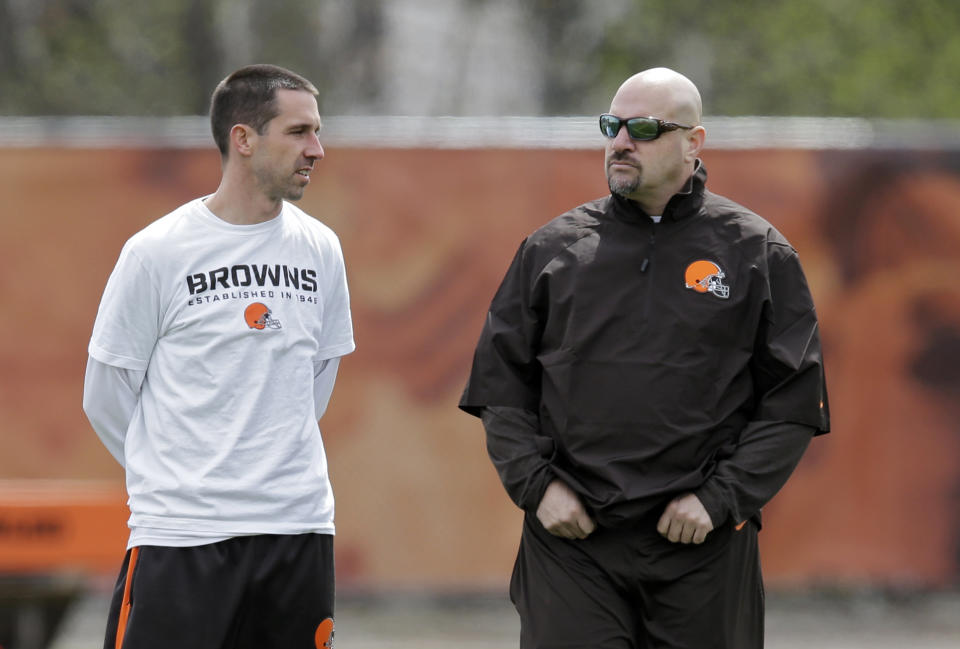 Former Cleveland head coach Mike Pettine, right, was reportedly at a party for fired Browns coaches at the scouting combine. No word if his former offensive coordinator, Kyle Shanahan (left), was there too. (AP)