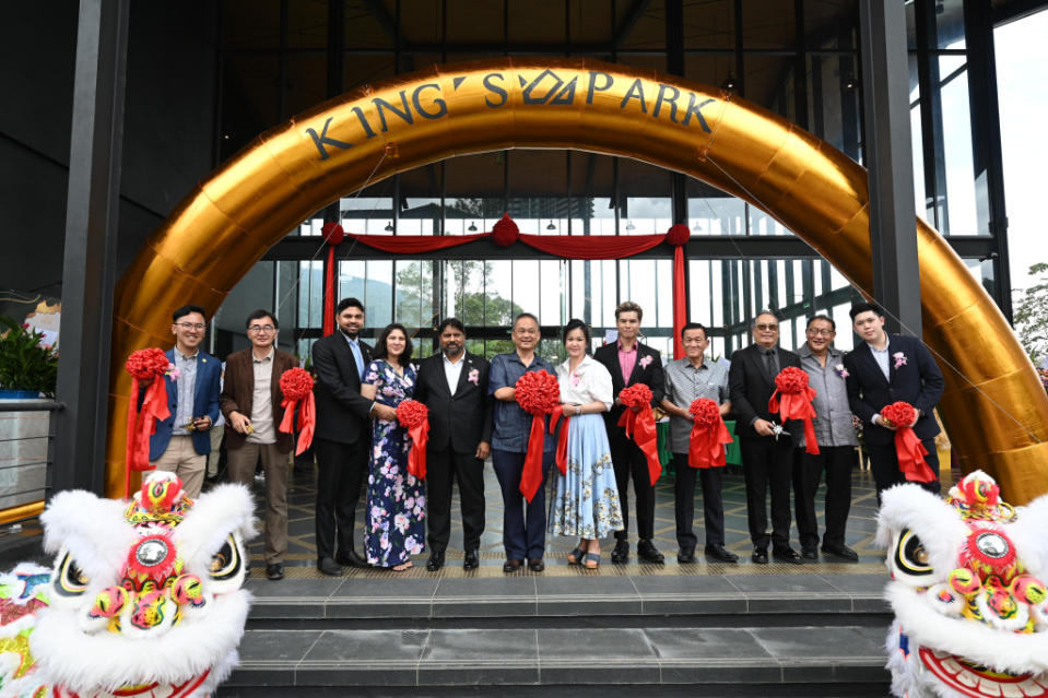 From left to right: Steven Chan, Mr Yeo, Thanesh Jayandren, Mr & Mrs Jayandren Subramaniam, Dato & Datin Michael Yong, Sean Chen, Dato Fong, Francis Wong, Lee Tuck Meng, Billy Chen. King’s Park Gallery is officially opened. The Management Team at the Ribbon Cutting Ceremony.  