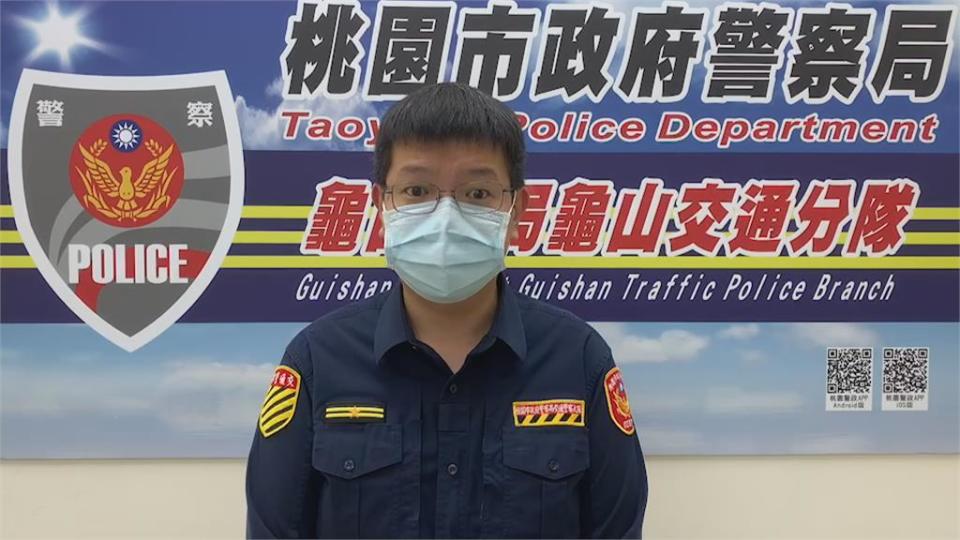 遊覽車撞倒限高架！駕駛稱「看導航未注意」