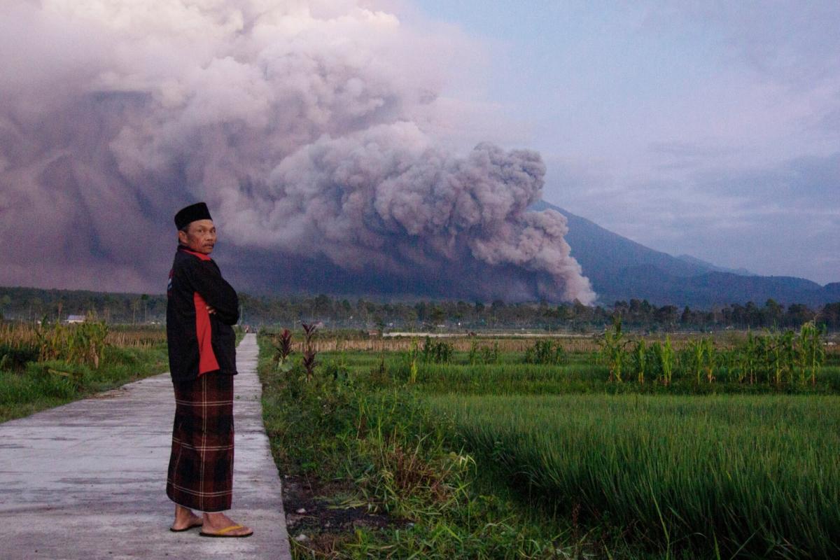 Letusan Gunung Semeru di Indonesia tepat satu tahun setelah letusan besar terakhir gunung tersebut menewaskan 51 orang
