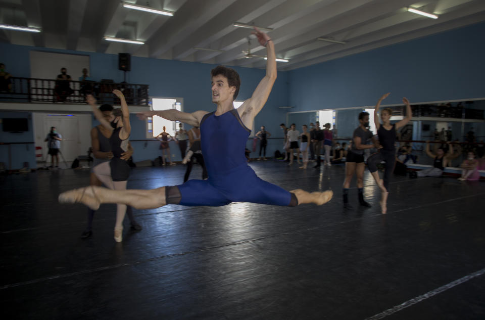 El Ballet Nacional de Cuba ensaya la Séptima Sinfonía del coreógrafo alemán Uwe Scholz el jueves 9 de diciembre de 2021 en La Habana. El BNC volverá al escenario del Teatro Nacional el 16 de diciembre por primera vez desde que comenzó la pandemia. (Foto AP/Ismael Francisco)