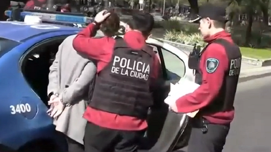 En la tarde de este miércoles, la Policía detuvo a un hombre que quiso pasar con su auto en medio de un piquete.