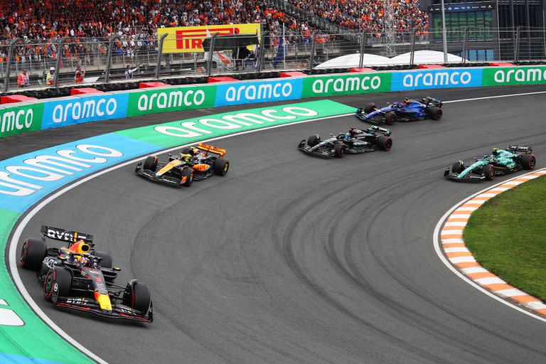 En la pista y en el campeonato, Max Verstappen al frente; el neerlandés aventaja por 138 puntos a su compañero de equipo Sergio Checo Pérez en el Mundial de Pilotos