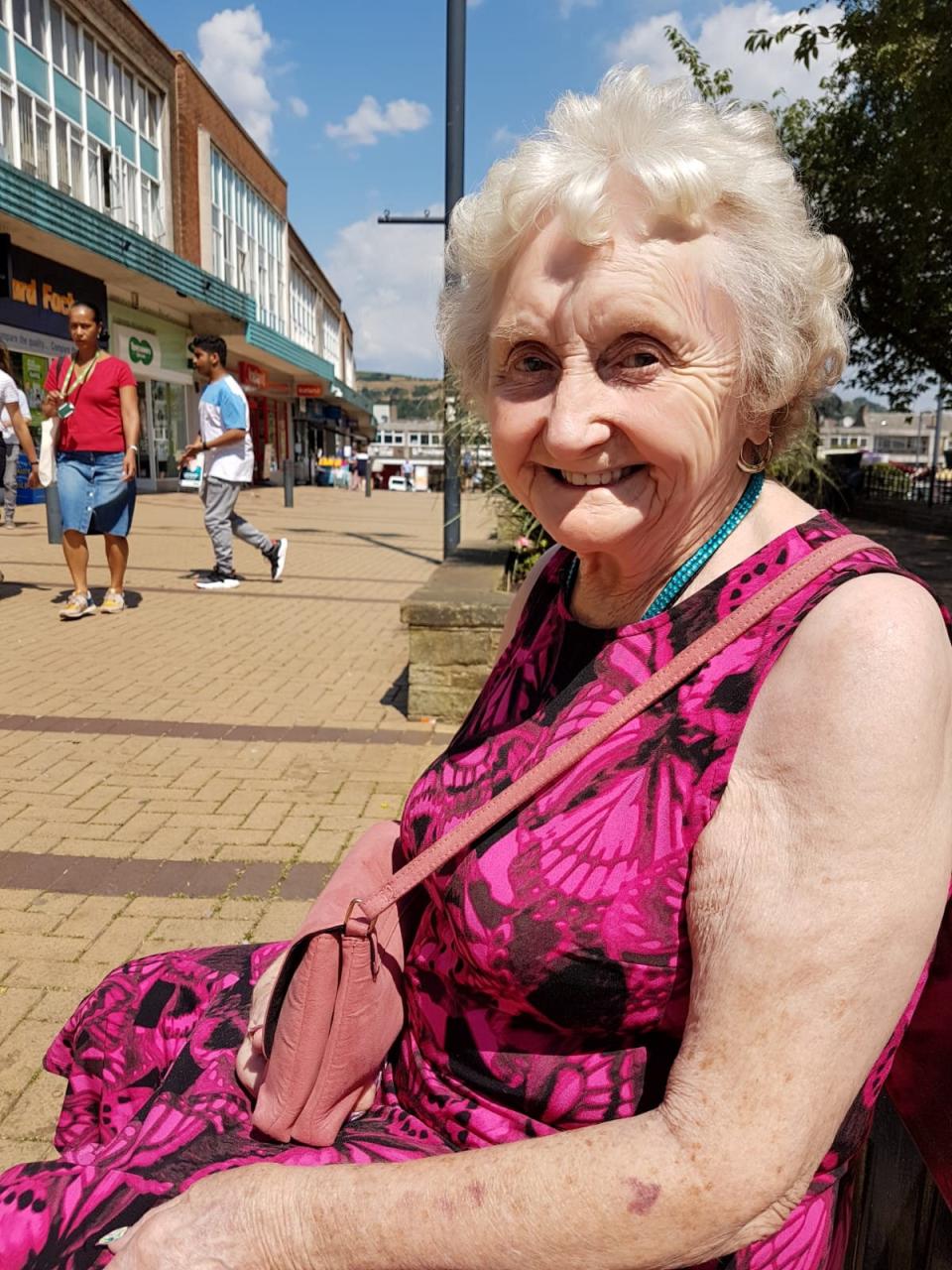 Tracy Gothard with mum Doreen Morris before the coronavirus pandemic halted visits to her care home (Tracy Gothard/swns)