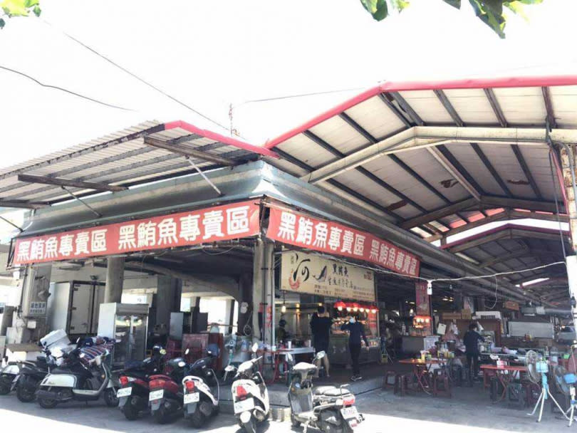 本土疫情延燒，重創東港黑鮪魚專賣區買氣，不僅遊客少8成，連帶宅配也不好。（圖／中國時報謝佳潾攝）