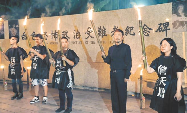 施明德（右二）以「泰源事件」炮轟促轉會，羞辱了台灣烈士、踐踏台灣烈士，「你們還有臉恥笑中國嗎？」（本報資料照片）