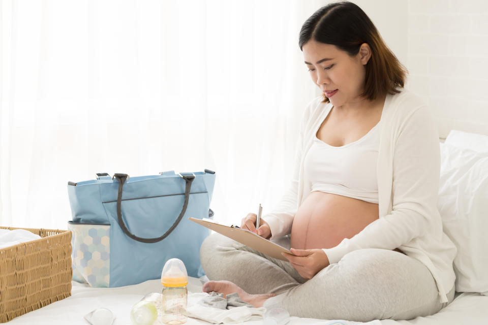 Checklist of packing a hospital bag or birth center for 8 months pregnant women before your due date