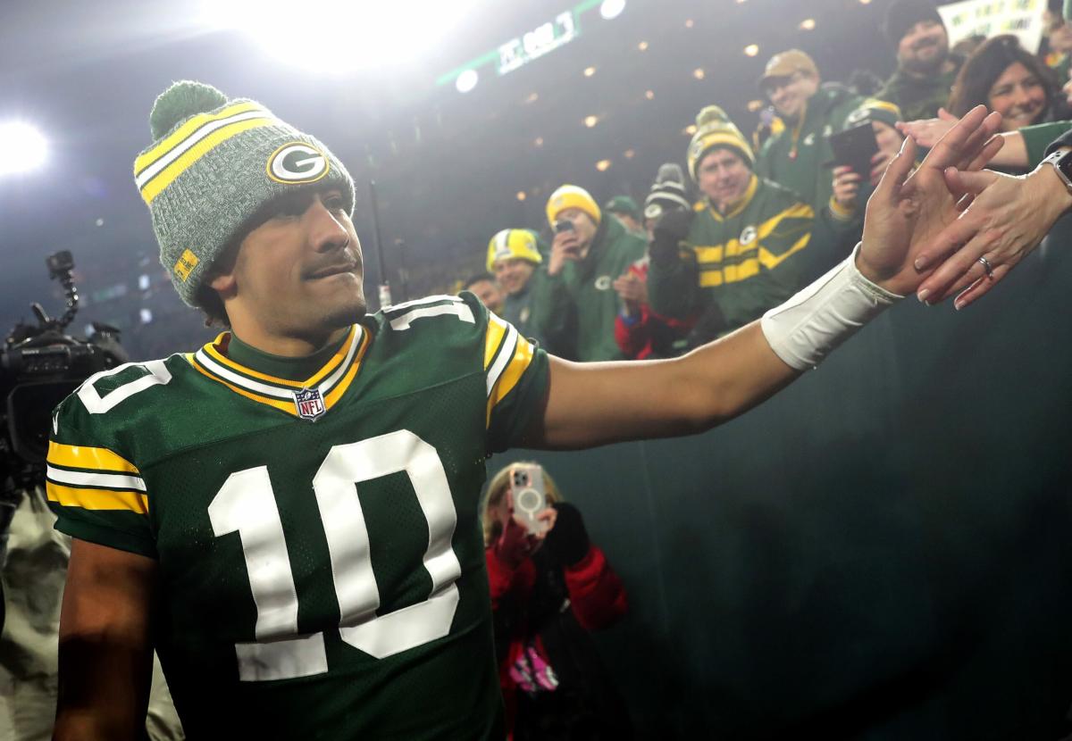 Green Bay Packers Quarterback Jordan Love Helps Stranded Fan Before Win