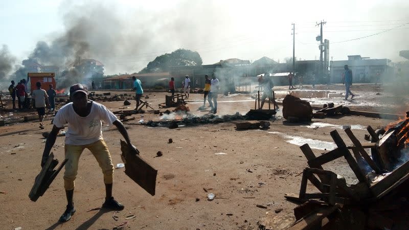 Deadly clashes as Guinea awaits result of presidential election