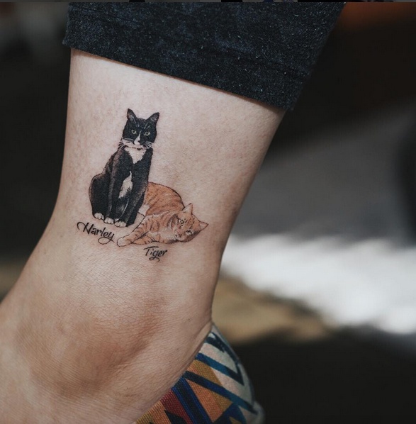 Diese US-Amerikanerin ließ sich von dem koreanischen Tattoo Artist Sol Art Tattoo ihre Kater Harley und Tiger unter die Haut stechen. So folgen die Tiere ihrem Frauen auf Schritt und Tritt. Wenn das mal keine wahren Katzenliebe ist!