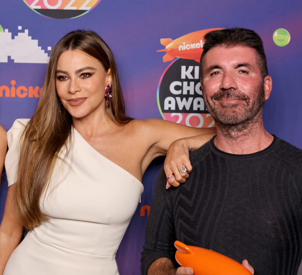 Simon Cowell y Sofía Vergara, ganadores del premio al Mejor Reality Show por 'America's Got Talent,' en los Kids' Choice Awards 2022 de Nickelodeon el 9 de abril en Santa Monica, California. (Photo by Matt Winkelmeyer/Getty Images for Nickelodeon)