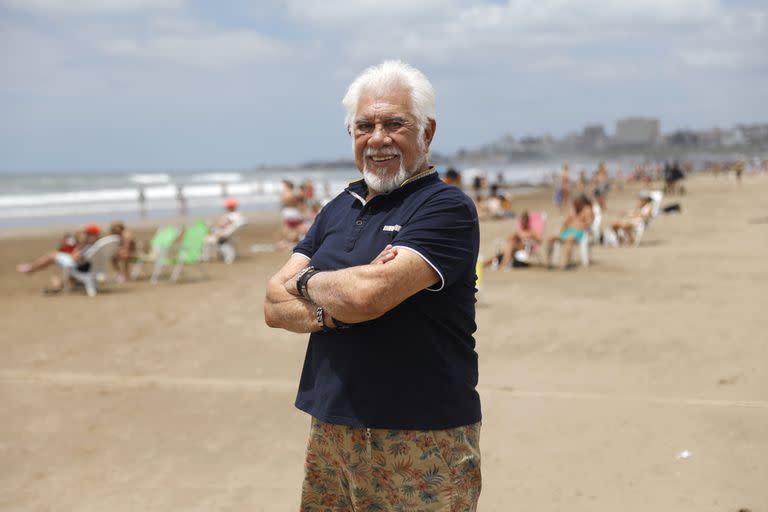 Mientras disfruta de las playas marplatenses, Raúl Lavié se hace un  tiempo para repasar su extensa carrera con más de siete décadas de vigencia