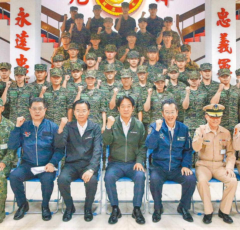 國防部長顧立雄520上任，預料7月1日將有將級軍官的大調動。圖為賴清德總統（中）、顧立雄（右二）與官兵們合影。（本報資料照片）