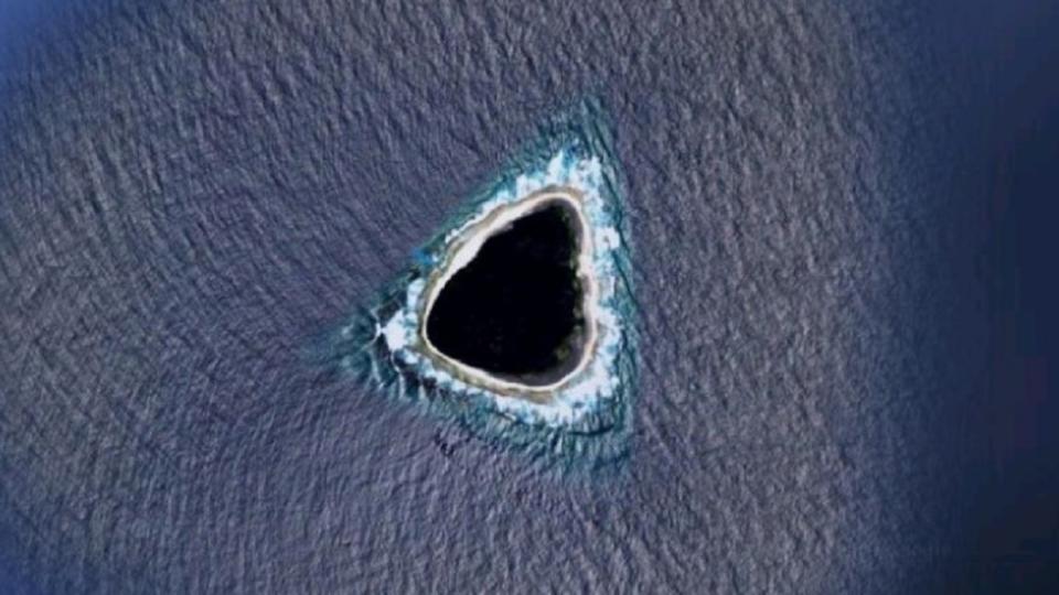 這個神秘黑洞其實是東方號島（Vostok Island）。（圖／翻攝自GOOGLE MAP）