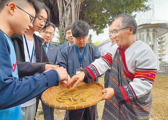 推動都會區高中全民原教，台中一中與博屋瑪國小、台中教育大學6日簽署合作備忘錄，博屋瑪國小校長Pilin Yapu比令．亞布（右一）帶領師生依傳統儀式播種小米。（實習記者洪韻筑攝）