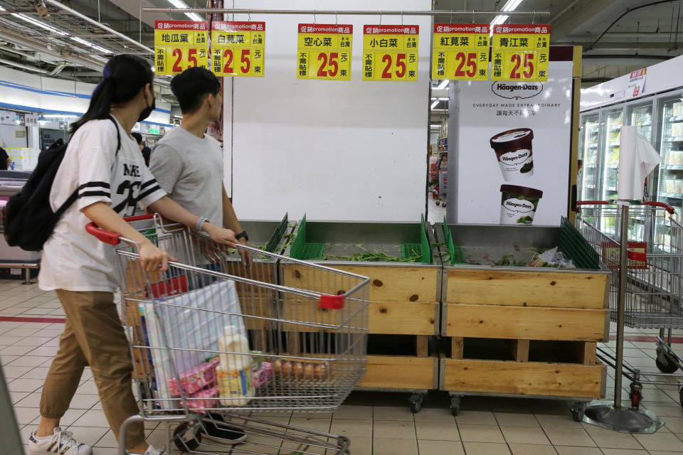 <p>Leere Gemüseregale in einem Supermarkt in Taiwan. Die Bewohner bereiten sich dort auf einen Super-Taifun vor, der Kurs auf Nord- und Nord-West-Taiwan nimmt. (Bild: REUTERS/Eason Lam) </p>